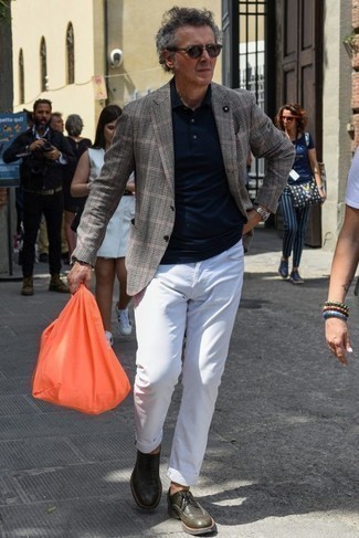 Come indossare e abbinare una borsa arancione per un uomo di 50 anni: Scegli un blazer scozzese grigio e una borsa arancione per un look perfetto per il weekend. Scarpe derby in pelle verde scuro daranno lucentezza a un look discreto.