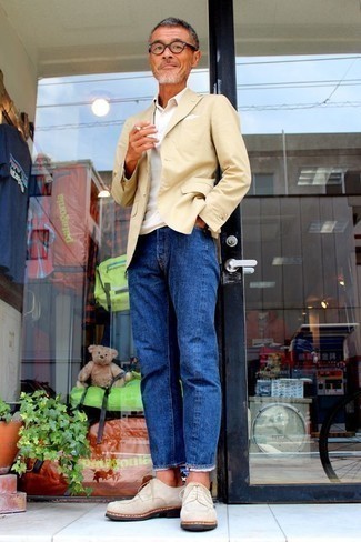 Come indossare e abbinare un blazer beige con jeans blu quando fa caldo: Potresti combinare un blazer beige con jeans blu per creare un look smart casual. Scegli uno stile classico per le calzature e indossa un paio di scarpe derby in pelle scamosciata beige.