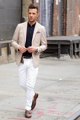 Quale mocassini eleganti indossare con un blazer beige: Scegli un outfit composto da un blazer beige e jeans bianchi per un look da sfoggiare sul lavoro. Calza un paio di mocassini eleganti per un tocco virile.
