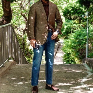 Quale blazer indossare con mocassini eleganti marroni per un uomo di 30 anni quando fa molto caldo: Potresti abbinare un blazer con jeans blu per un look davvero alla moda. Scegli uno stile classico per le calzature e scegli un paio di mocassini eleganti marroni.