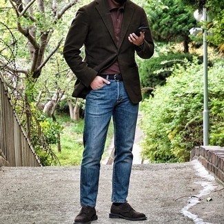 Quale polo indossare con jeans blu in modo smart-casual: Scegli un outfit composto da un polo e jeans blu per vestirti casual. Sfodera il gusto per le calzature di lusso e indossa un paio di scarpe brogue in pelle scamosciata marrone scuro.