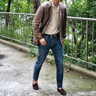 Quale jeans indossare con un blazer marrone quando fa molto caldo: Opta per un blazer marrone e jeans per un look davvero alla moda. Scegli un paio di mocassini eleganti in pelle scamosciata marrone scuro per un tocco virile.