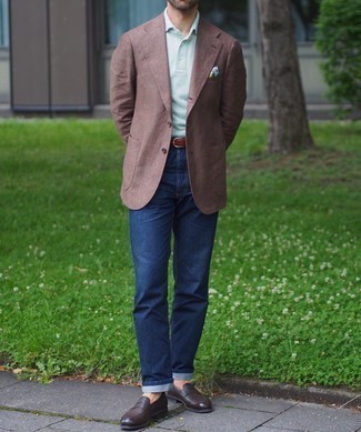 Quale jeans indossare con un blazer marrone per un uomo di 30 anni in estate 2024: Abbina un blazer marrone con jeans, perfetto per il lavoro. Rifinisci il completo con un paio di mocassini eleganti in pelle marrone scuro. È fantastica idea per tuo outfit estivo!