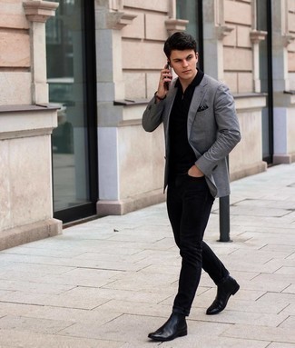 Quale jeans indossare con un blazer grigio in modo smart-casual: Potresti abbinare un blazer grigio con jeans per un look davvero alla moda. Mostra il tuo gusto per le calzature di alta classe con un paio di stivali chelsea in pelle neri.