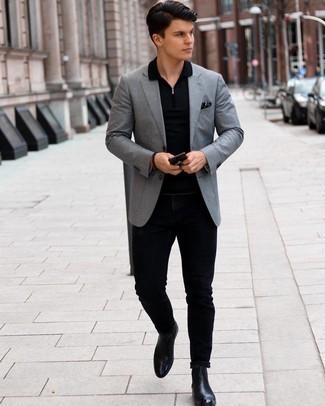 Come indossare e abbinare un blazer grigio in modo smart-casual: Metti un blazer grigio e jeans neri per un look davvero alla moda. Sfodera il gusto per le calzature di lusso e indossa un paio di stivali chelsea in pelle neri.