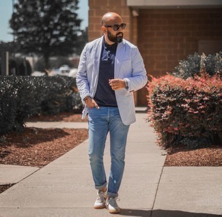 Come indossare e abbinare una giacca azzurra per un uomo di 40 anni in modo casual: Prova ad abbinare una giacca azzurra con jeans azzurri per vestirti casual. Sneakers basse in pelle bianche e blu scuro sono una gradevolissima scelta per completare il look.