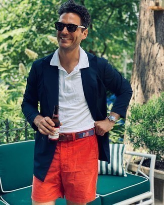Come indossare e abbinare un blazer blu scuro in estate 2024: Punta su un blazer blu scuro e pantaloncini rossi, perfetto per il lavoro. Con questo look estivo non puoi sbagliare, garantito.