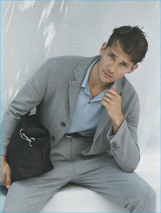 Quale pantaloni eleganti indossare con un blazer grigio in estate 2024 in modo smart-casual: Potresti combinare un blazer grigio con pantaloni eleganti per essere sofisticato e di classe. È buona scelta per tuo outfit estivo!