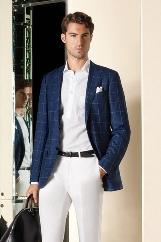 Come indossare e abbinare un blazer scozzese blu scuro per un uomo di 30 anni quando fa caldo: Mostra il tuo stile in un blazer scozzese blu scuro con pantaloni eleganti bianchi per essere sofisticato e di classe.