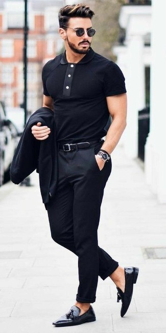 Look alla moda per uomo: Blazer nero, Polo nero, Pantaloni eleganti neri, Mocassini con nappine in pelle neri