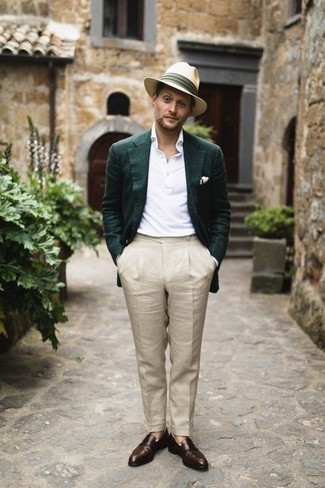 Quale mocassini eleganti indossare con un blazer verde scuro in modo smart-casual: Sfoggia il tuo aspetto migliore con un blazer verde scuro e pantaloni eleganti beige. Mocassini eleganti sono una valida scelta per completare il look.