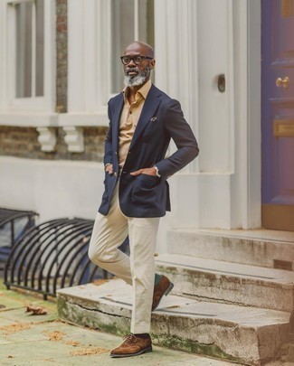 Come indossare e abbinare scarpe brogue con un polo per un uomo di 50 anni: Scegli un polo e pantaloni eleganti beige per creare un look smart casual. Scarpe brogue sono una valida scelta per completare il look.