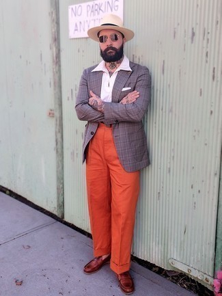 Come indossare e abbinare pantaloni eleganti arancioni: Potresti abbinare un blazer scozzese viola con pantaloni eleganti arancioni per un look elegante e alla moda. Mocassini eleganti in pelle marroni sono una interessante scelta per completare il look.