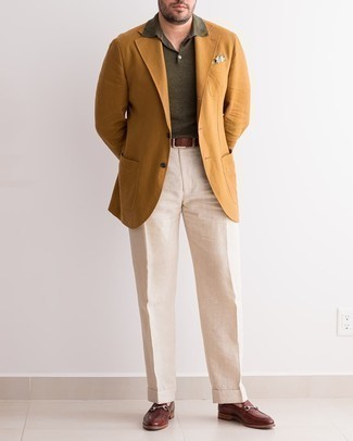Quale blazer indossare con pantaloni eleganti beige quando fa caldo: Coniuga un blazer con pantaloni eleganti beige per essere sofisticato e di classe. Completa questo look con un paio di mocassini eleganti in pelle marrone scuro.
