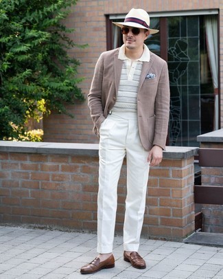 Quale mocassini eleganti indossare con un blazer marrone in modo smart-casual: Coniuga un blazer marrone con pantaloni eleganti bianchi come un vero gentiluomo. Mocassini eleganti sono una interessante scelta per completare il look.