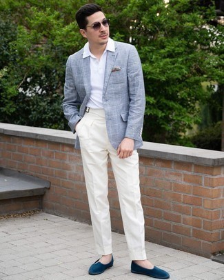 Look alla moda per uomo: Blazer a quadri azzurro, Polo bianco, Pantaloni eleganti bianchi, Mocassini eleganti di velluto blu scuro