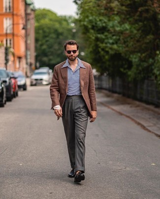 Moda uomo anni 30: Potresti combinare un blazer di lino marrone con pantaloni eleganti grigio scuro per un look elegante e di classe. Perfeziona questo look con un paio di mocassini eleganti in pelle neri.
