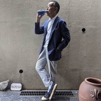 Come indossare e abbinare un blazer per un uomo di 60 anni in modo smart-casual: Combina un blazer con pantaloni eleganti grigi per un look elegante e alla moda. Scegli un paio di sneakers basse di tela blu scuro per avere un aspetto più rilassato.