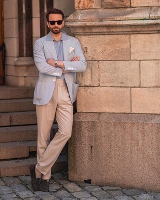 Look alla moda per uomo: Blazer a righe verticali bianco e blu scuro, Polo azzurro, Polo bianco, Pantaloni eleganti marrone chiaro