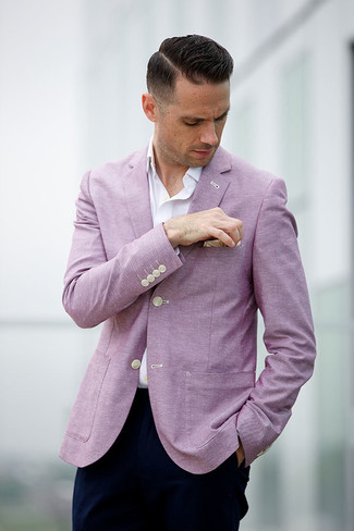 Come indossare e abbinare una giacca fucsia quando fa caldo in modo smart-casual: Punta su una giacca fucsia e chino blu scuro per essere elegante ma non troppo formale.