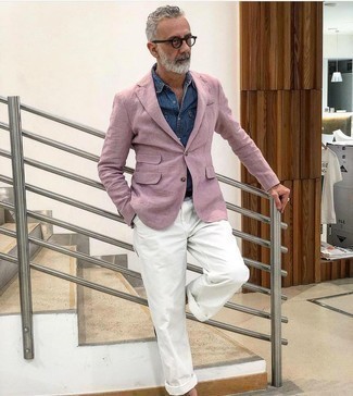 Come indossare e abbinare chino bianchi per un uomo di 50 anni in estate 2024 in modo smart-casual: Mostra il tuo stile in un blazer rosa con chino bianchi se preferisci uno stile ordinato e alla moda. Ecco una buona scelta per creare uno splendido look estivo.
