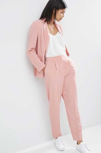 Come indossare e abbinare sneakers basse in pelle bianche e blu: Prova a combinare un blazer rosa con pantaloni eleganti rosa, perfetto per il lavoro. Scegli un paio di sneakers basse in pelle bianche e blu per avere un aspetto più rilassato.