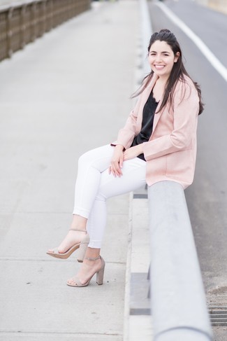 Come indossare e abbinare jeans bianchi: Indossa un blazer rosa con jeans bianchi per un look trendy e alla mano. Sandali con tacco in pelle scamosciata beige sono una interessante scelta per completare il look.