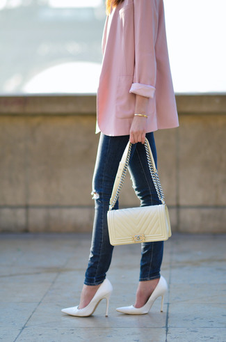 Come indossare e abbinare una borsa a tracolla trapuntata dorata: Abbina un blazer rosa con una borsa a tracolla trapuntata dorata per un look spensierato e alla moda. Questo outfit si abbina perfettamente a un paio di décolleté in pelle bianchi.