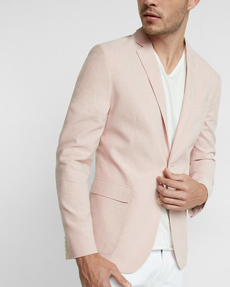 Come indossare e abbinare una giacca fucsia quando fa caldo in modo smart-casual: Combina una giacca fucsia con chino bianchi, perfetto per il lavoro.