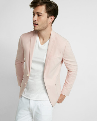 Come indossare e abbinare un blazer rosa in estate 2024 in modo casual: Vestiti con un blazer rosa e jeans bianchi per un drink dopo il lavoro. Una stupenda scelta per essere cool e trendy anche durante la stagione estiva.
