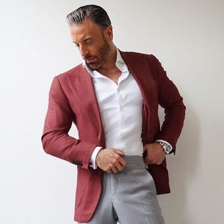 Quale camicia elegante indossare con pantaloni eleganti grigi per un uomo di 50 anni quando fa caldo: Coniuga una camicia elegante con pantaloni eleganti grigi per un look elegante e di classe.