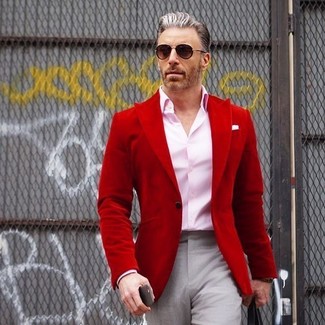 Come indossare e abbinare un blazer rosso in modo formale: Potresti abbinare un blazer rosso con pantaloni eleganti grigi per una silhouette classica e raffinata