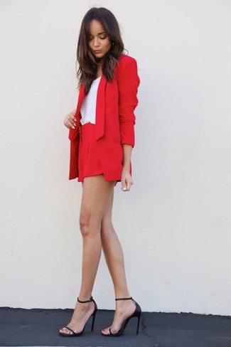 Per un outfit quotidiano pieno di carattere e personalità, coniuga un blazer rosso con pantaloncini rossi. Questo outfit si abbina perfettamente a un paio di sandali con tacco in pelle neri.