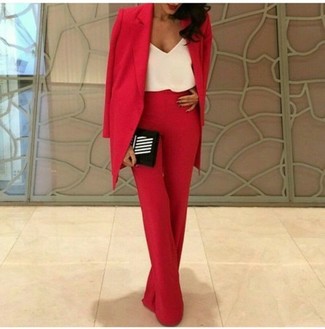 Quale canotta indossare con pantaloni larghi rossi in modo smart-casual: Scegli un outfit composto da una canotta e pantaloni larghi rossi per un look semplice, da indossare ogni giorno.