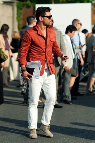 Come indossare e abbinare un blazer rosso in modo smart-casual: Questa combinazione di un blazer rosso e chino bianchi è perfetta per una serata fuori o per occasioni smart-casual. Mettiti un paio di scarpe derby in pelle scamosciata beige per dare un tocco classico al completo.