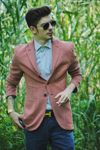 Come indossare e abbinare un blazer rosso per un uomo di 30 anni in modo smart-casual: Potresti abbinare un blazer rosso con chino blu scuro per un look davvero alla moda.