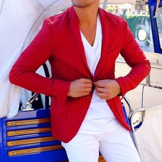 Come indossare e abbinare un blazer rosso con una t-shirt con scollo a v bianca: Mostra il tuo stile in un blazer rosso con una t-shirt con scollo a v bianca per un look spensierato e alla moda.