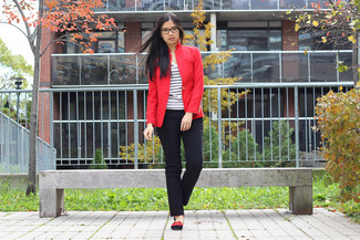 Come indossare e abbinare scarpe basse rosse: Prova a combinare un blazer rosso con pantaloni skinny neri per affrontare con facilità la tua giornata. Se non vuoi essere troppo formale, mettiti un paio di scarpe basse rosse.