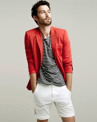 Come indossare e abbinare pantaloncini bianchi e neri per un uomo di 30 anni quando fa caldo in modo casual: Scegli un blazer rosso e pantaloncini bianchi e neri se preferisci uno stile ordinato e alla moda.