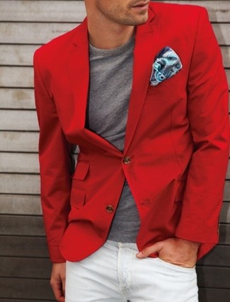 Come indossare e abbinare un fazzoletto da taschino blu scuro per un uomo di 30 anni in modo casual: Per un outfit della massima comodità, abbina un blazer di cotone rosso con un fazzoletto da taschino blu scuro.