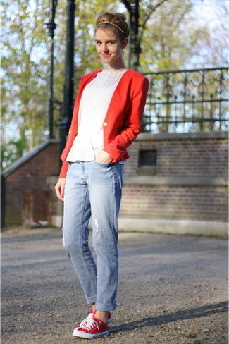 Come indossare e abbinare jeans boyfriend con sneakers basse: Potresti abbinare un blazer rosso con jeans boyfriend per un look perfetto per il weekend. Per distinguerti dagli altri, calza un paio di sneakers basse.