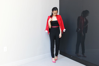 Come indossare e abbinare scarpe fucsia per una donna di 30 anni: Potresti combinare un blazer rosso con una tuta nera per un look semplice, da indossare ogni giorno. Décolleté in pelle fucsia sono una gradevolissima scelta per completare il look.