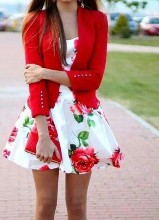 Come indossare e abbinare un blazer bordeaux per una donna di 20 anni quando fa caldo: Indossa un blazer bordeaux con un vestito svasato a fiori bianco e rosso se preferisci uno stile ordinato e alla moda.
