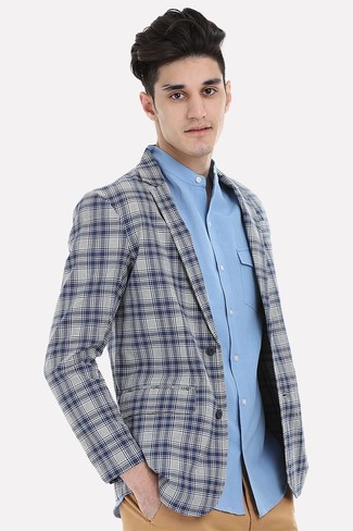 Come indossare e abbinare chino beige con un blazer scozzese grigio: Scegli un outfit composto da un blazer scozzese grigio e chino beige per un look da sfoggiare sul lavoro.