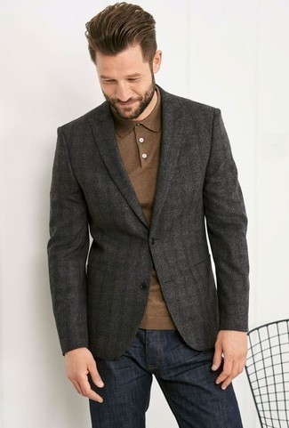 Come indossare e abbinare un blazer scozzese grigio: Prova ad abbinare un blazer scozzese grigio con jeans blu scuro per un look trendy e alla mano.