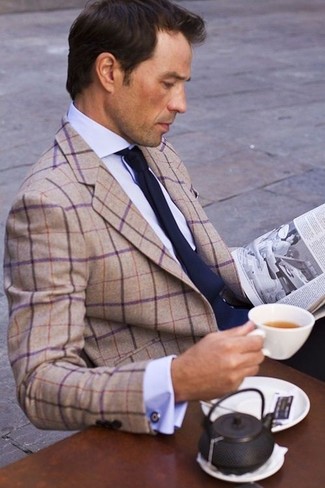 Come indossare e abbinare un blazer con una camicia elegante per un uomo di 40 anni in modo smart-casual: Coniuga un blazer con una camicia elegante come un vero gentiluomo.