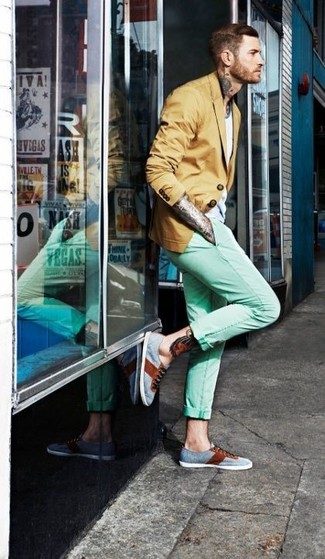 Quale blazer indossare con chino verdi in estate 2024 in modo smart-casual: Prova ad abbinare un blazer con chino verdi, perfetto per il lavoro. Non vuoi calcare troppo la mano con le scarpe? Opta per un paio di scarpe da ginnastica di tela grigie per la giornata. Questo è l'outfit fantastico per questa stagione estiva.