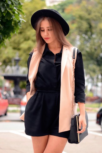 Come indossare e abbinare un borsalino nero in primavera 2025 in modo smart-casual: Prova ad abbinare un blazer senza maniche rosa con un borsalino nero per essere casual. Ecco una magnifica idea per creare uno stupendo look primaverile.
