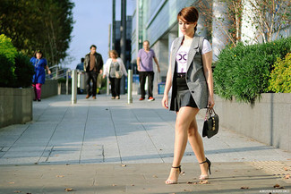 Look alla moda per donna: Blazer senza maniche grigio, T-shirt girocollo stampata bianca, Minigonna a pieghe nera, Sandali con tacco in pelle rosa