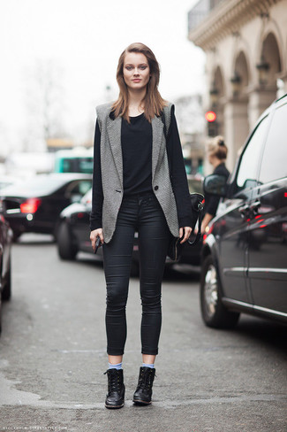 Look alla moda per donna: Blazer senza maniche grigio, T-shirt manica lunga nera, Jeans aderenti neri, Sneakers con zeppa in pelle nere